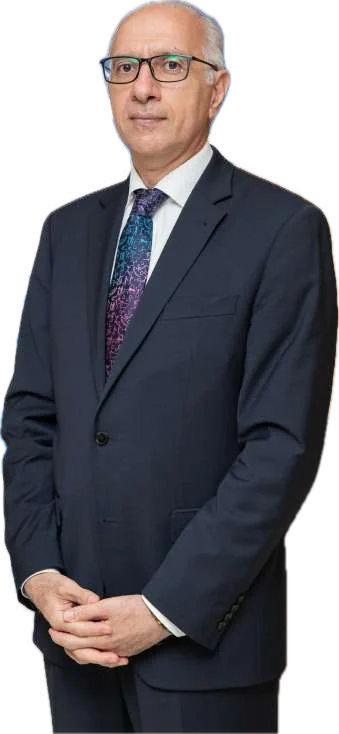 Vüqar Sadiq, PhD — Uğur Yolu təlim praktikasının təsisçisi, tam boy portret